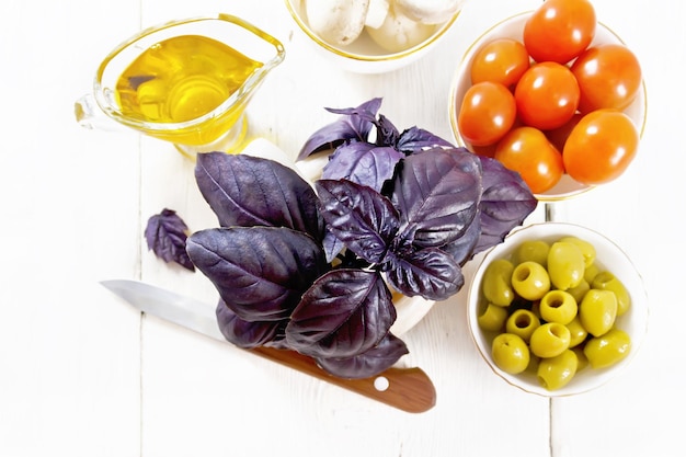 Zbliżenie na składniki: oliwa, zioła, warzywa